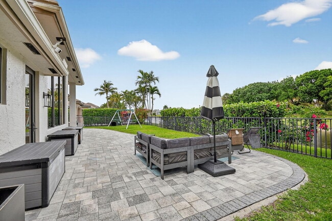 Building Photo - 10337 Trianon Pl