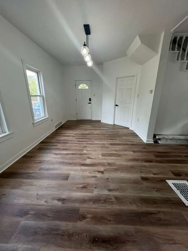 Building Photo - Updated 3-Bedroom Single-Family Home in th...