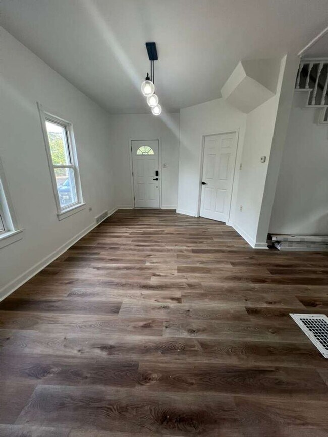 Building Photo - Updated 3-Bedroom Single-Family Home in the Heart of Lakewood