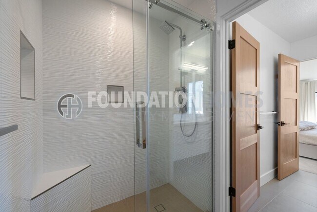 Building Photo - Modern View Condo Steps from Trails & Gold...