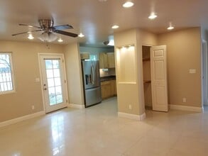 Building Photo - Pet Friendly, Ground Level, W/D, Great Location, Private fenced yard!