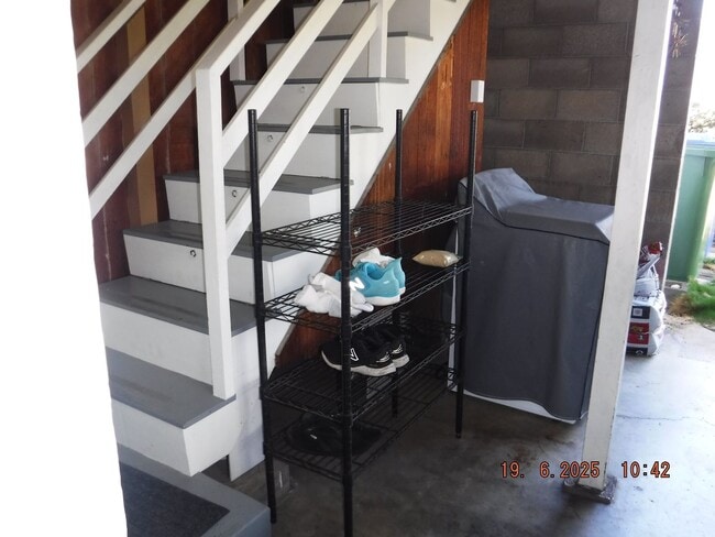 Building Photo - At Home in Manoa 2/1/1
