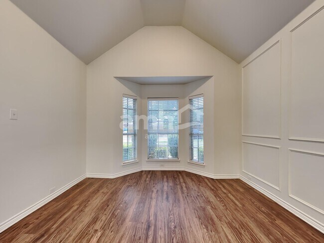 Building Photo - 222 Paradise Way