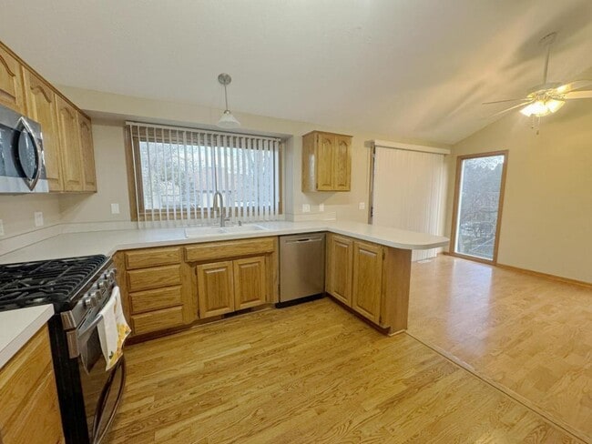 Building Photo - 2107 Queen Dr