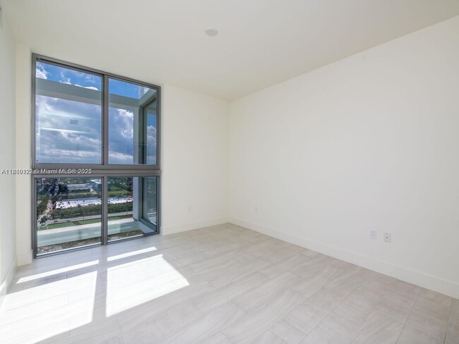 Building Photo - 2000 Metropica Wy