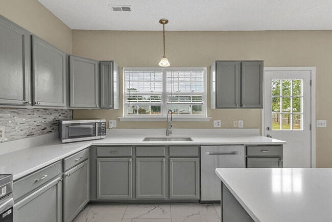 Building Photo - 106 Briar Hollow Dr