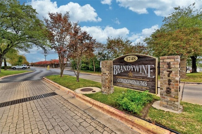 Building Photo - 1748 Ohlen Rd