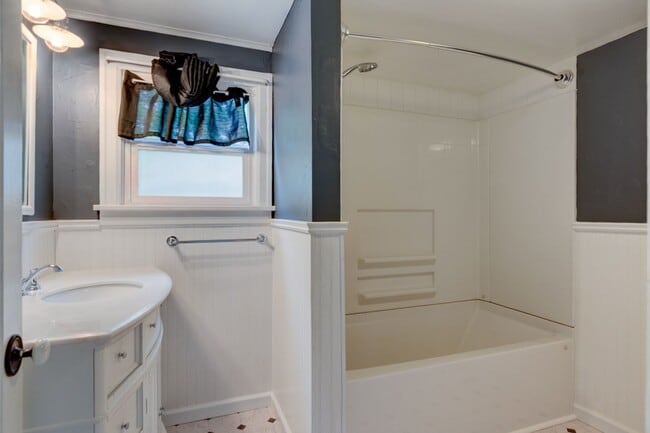 Building Photo - Charming 3-Bedroom Home Near Downtown Oak Harbor –Pet Friendly home.