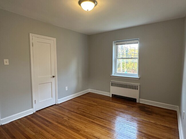 Building Photo - One bed- East Lansdowne