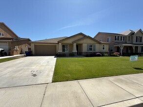 Building Photo - Stunning four bedroom in 93312!