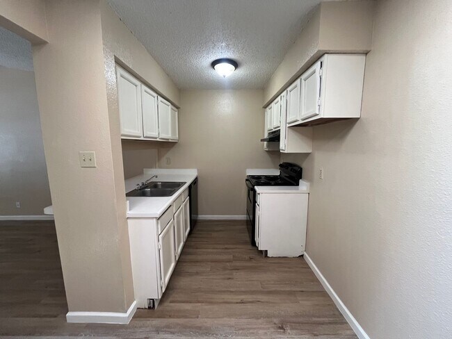 Building Photo - 5525 Lochmoor