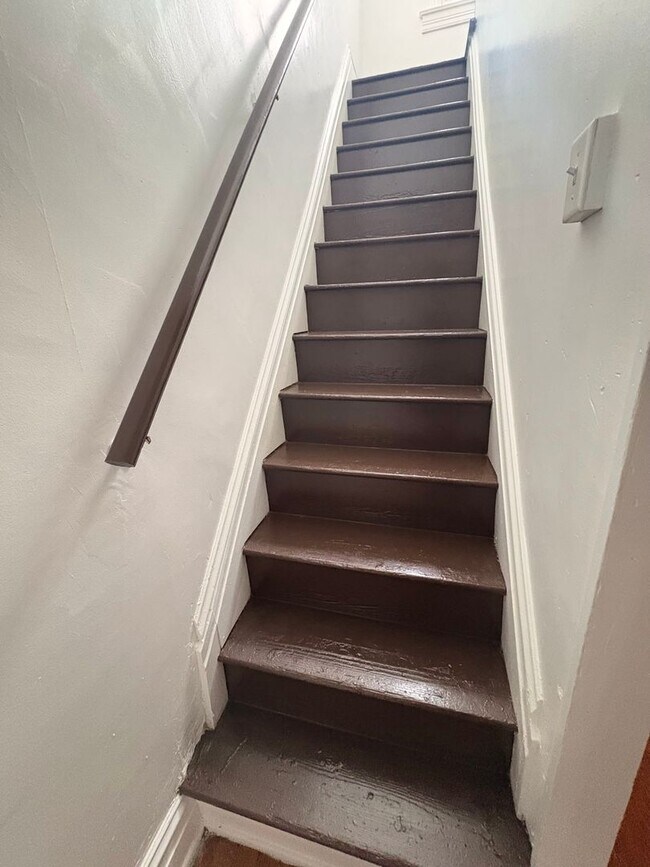 Building Photo - Available Now! Large North York Near Farquar Park