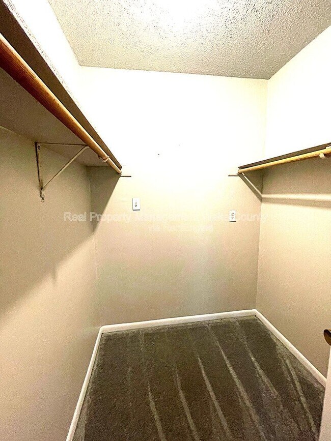 Building Photo - 4702 Walden Pond Dr