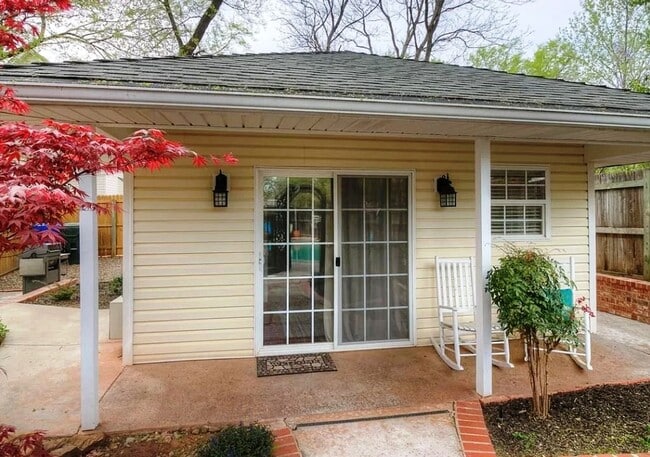 Building Photo - Executive Living in Norman complete with N...