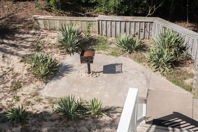 Building Photo - 48184 Decoy Dr