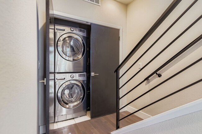 Building Photo - Luxury 3 bed, 3.5 bath Townhome Blocks fro...