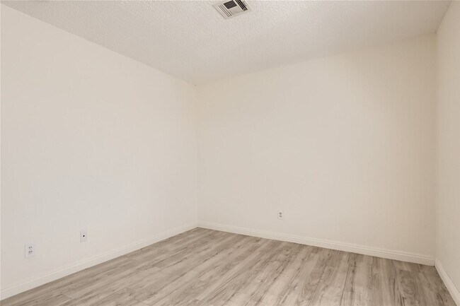 Building Photo - Stunning Recently Updated, 2 Bedroom Unit!