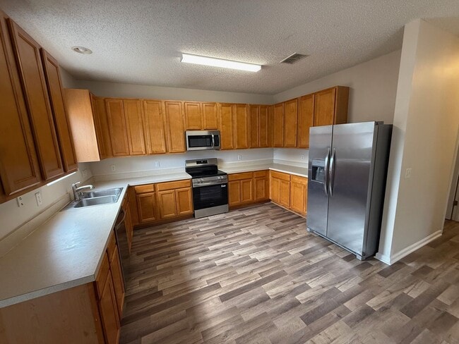 Building Photo - Large 5 Bedroom, 3 Bathroom Single Family Home