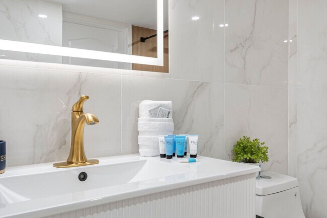 Building Photo - 1 SE 12th St