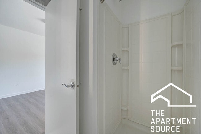 Building Photo - 1544 W Glenlake Ave