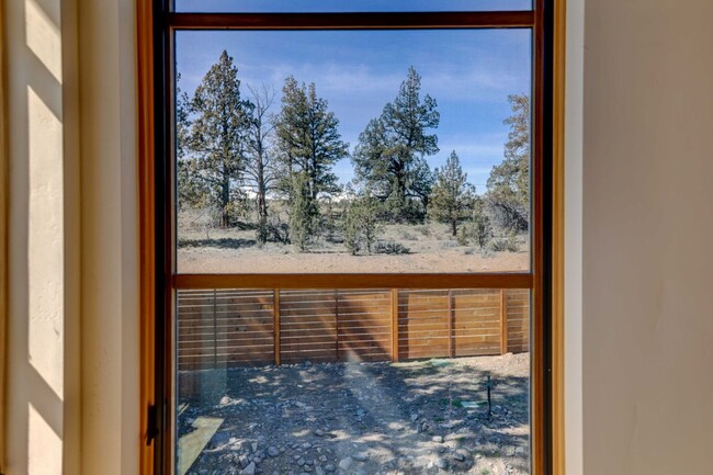 Building Photo - Gorgeous home close to downtown Tumalo