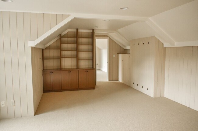 Building Photo - Three bedroom and Two Bathroom home in Portland Heights! Gourmet Kitchen and incredible natural L...