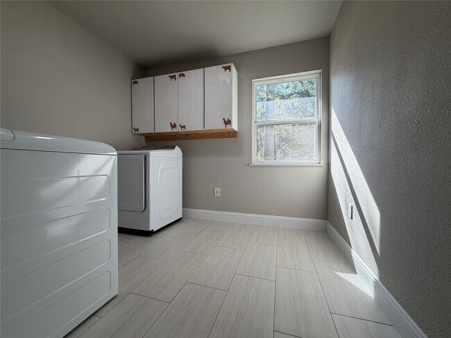 Building Photo - 28402 Ascot Farms Rd