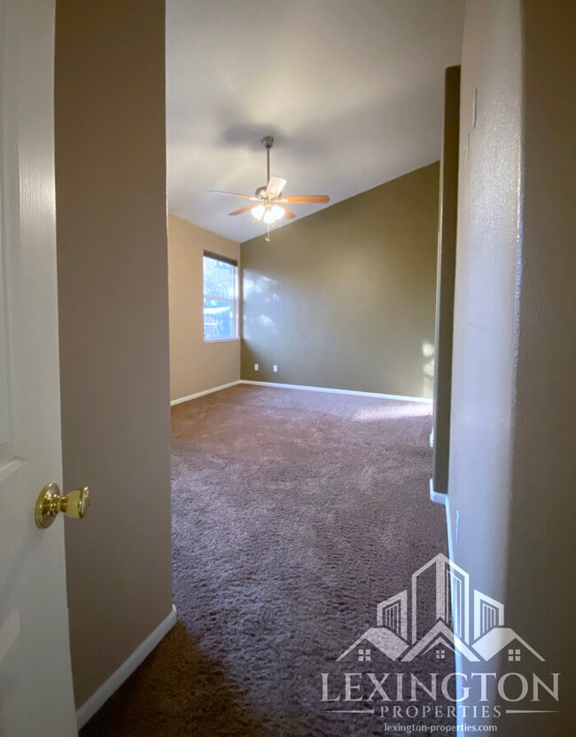 Building Photo - Beautiful, Spacious, 3-Bed 2-Bath Home available in Roseville!