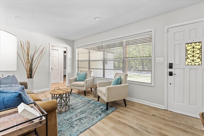 Building Photo - 2425 Bruce Ln