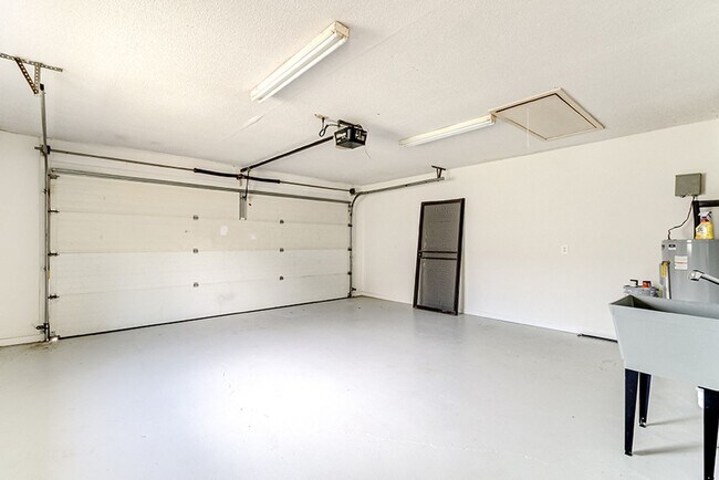 Building Photo - Lovely Town Home in Inland Greens