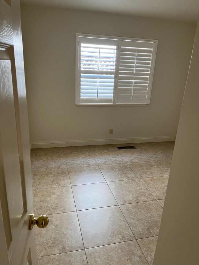 Building Photo - 9240 Foxwood Dr