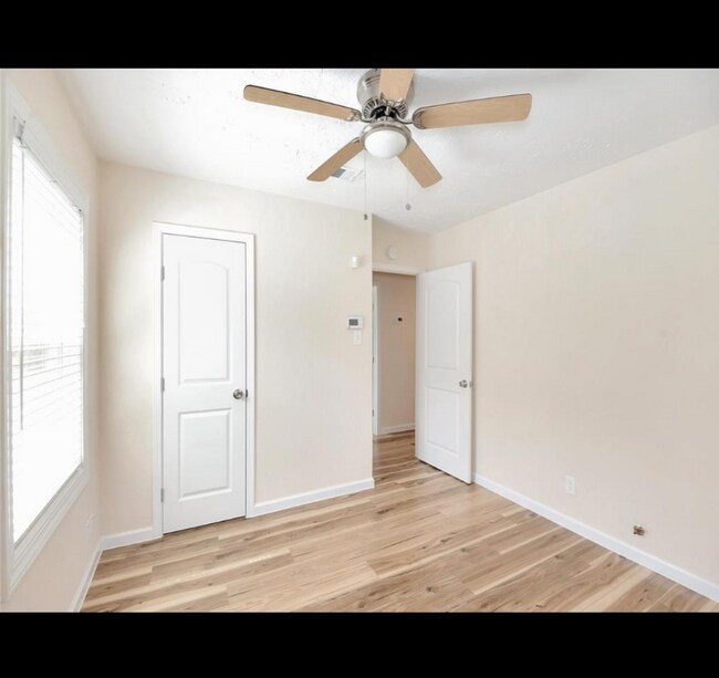 Building Photo - 5005 Holloway Dr