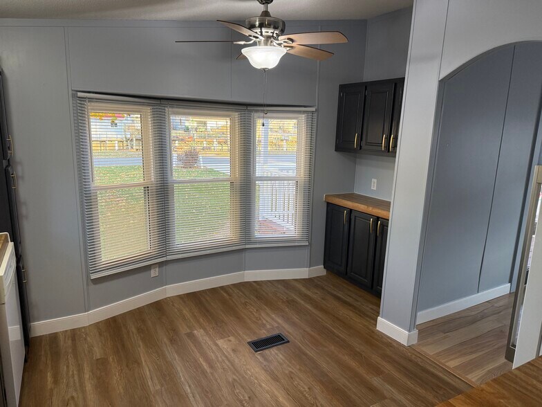 Building Photo - 700 S Clyde St