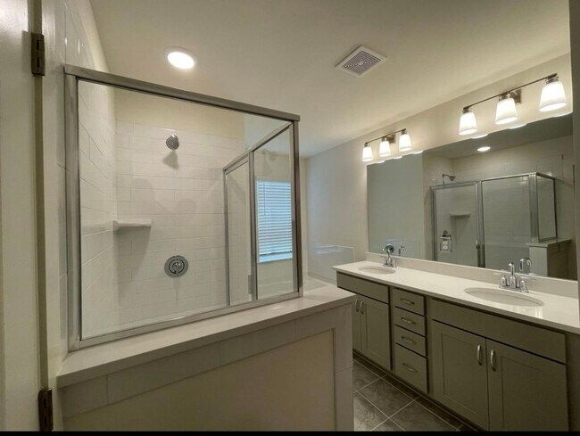 Building Photo - Beautiful end unit townhouse in the Townes...