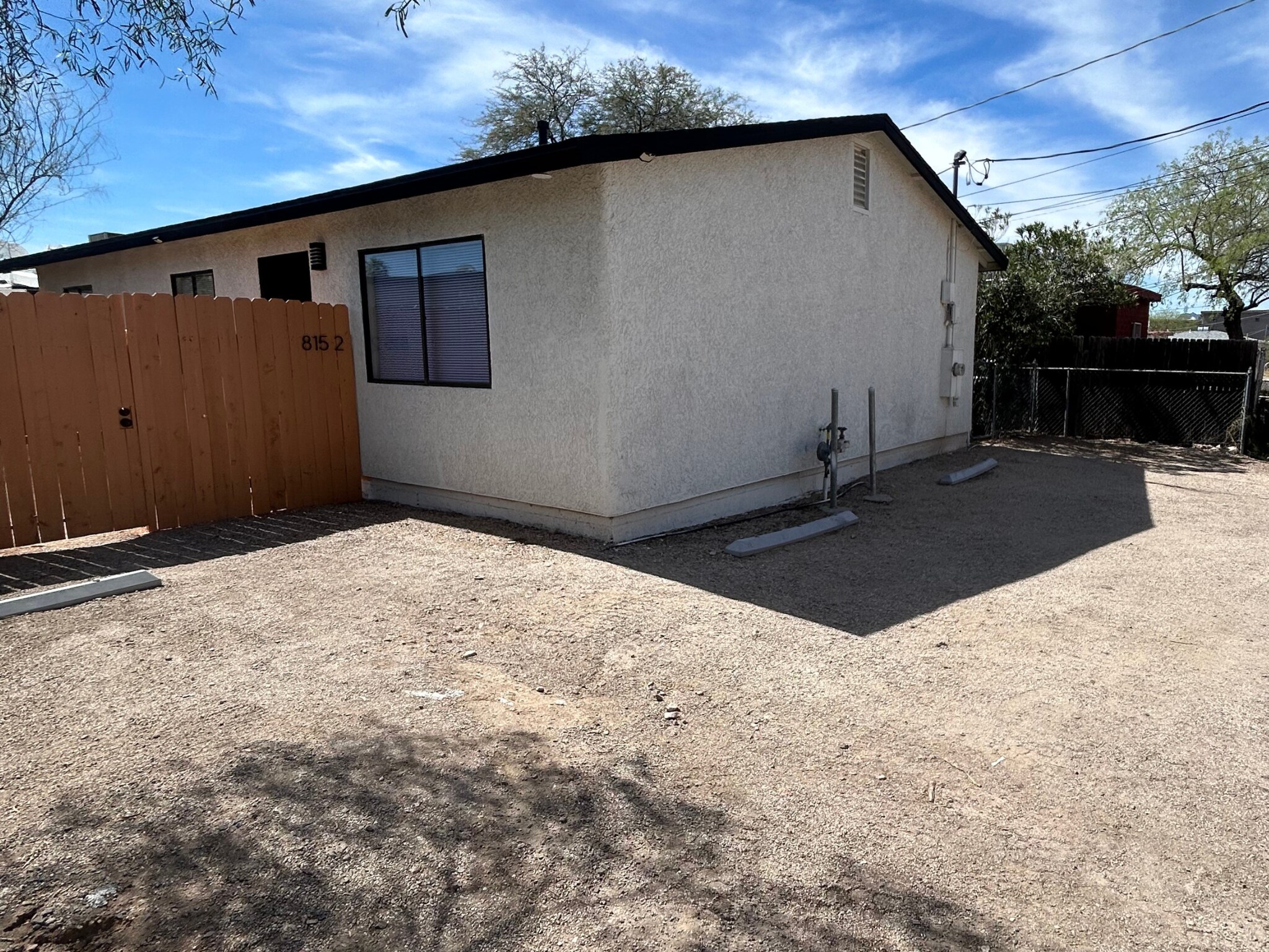 Building Photo - 815 E Lester St