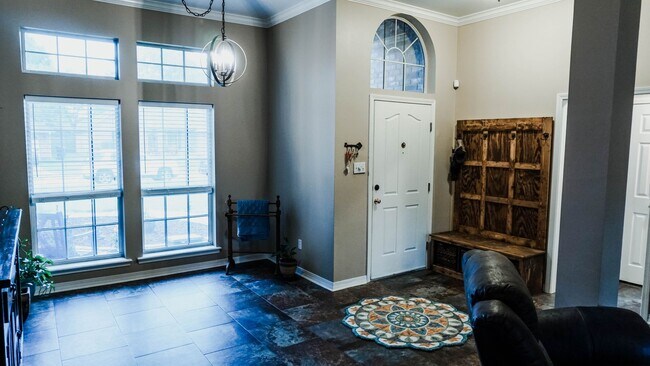 Building Photo - 3 Bedroom 2 Baths 2000 sq/ft in Stockwell