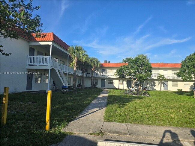 Building Photo - 405 SW 13th Pl
