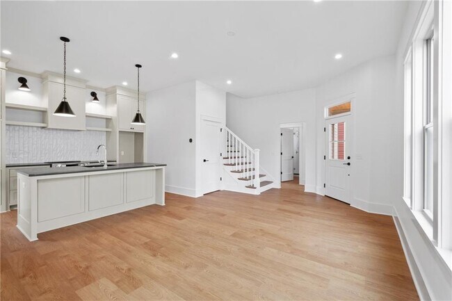 Building Photo - 267 E 11th St