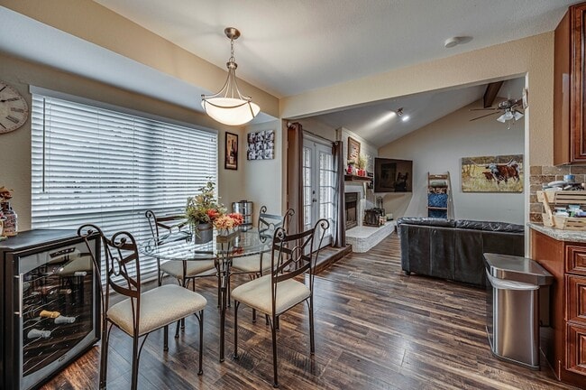 Building Photo - 211 Willow Creek Ct