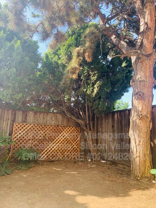 Building Photo - 998 College Dr