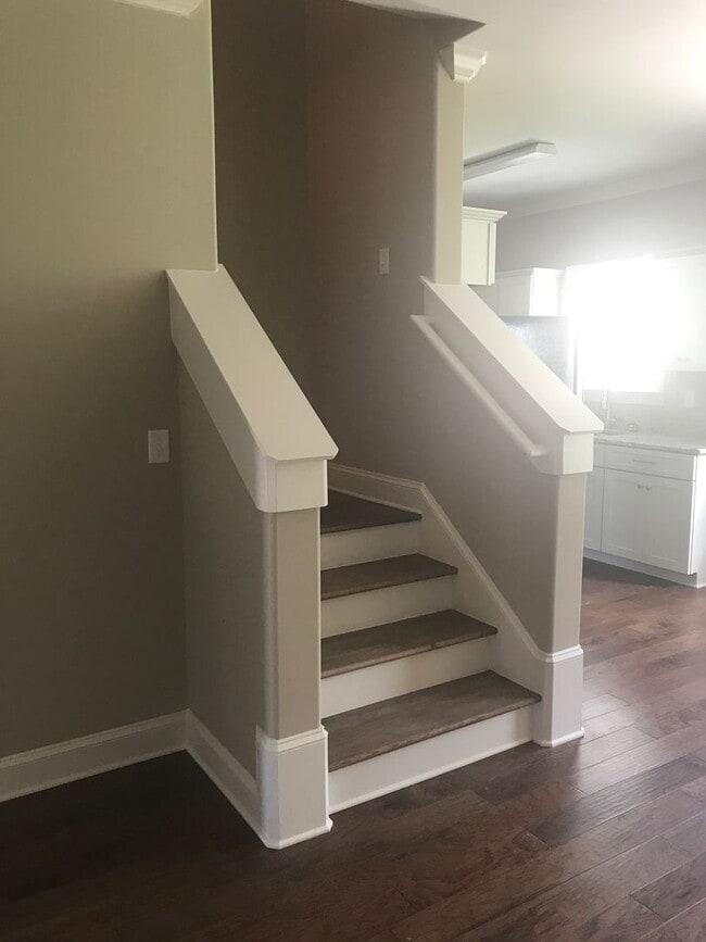 Building Photo - 4 Bed/4.5 Bath Townhouse at West End