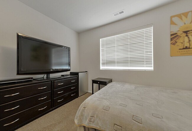 Building Photo - Maple Valley Stunning 5+ Bedroom 2.75 Bath