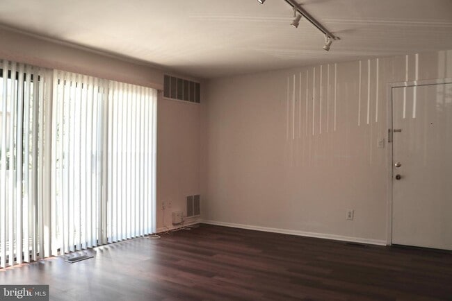 Building Photo - 1301 Woodhollow Dr