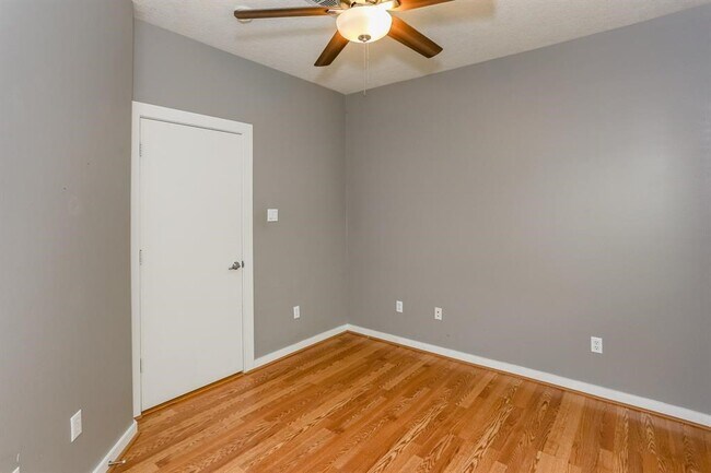 Building Photo - 4030 Center St