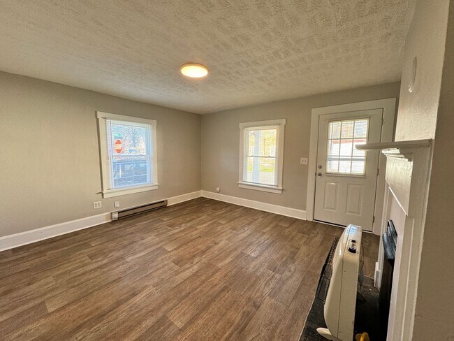 Building Photo - 1 Bedroom Duplex!