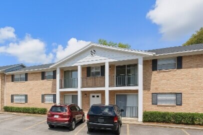 Primary Photo - Modern Renovated Apartment in Quiet West J...