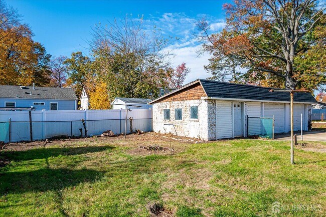 Building Photo - 385 Pierson Ave