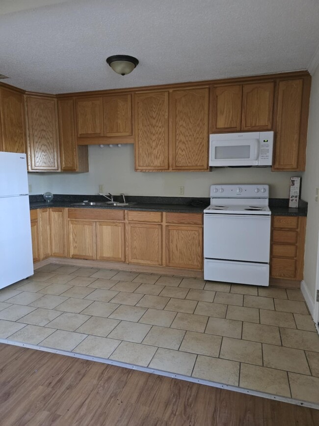 Building Photo - 836 Northside Dr E