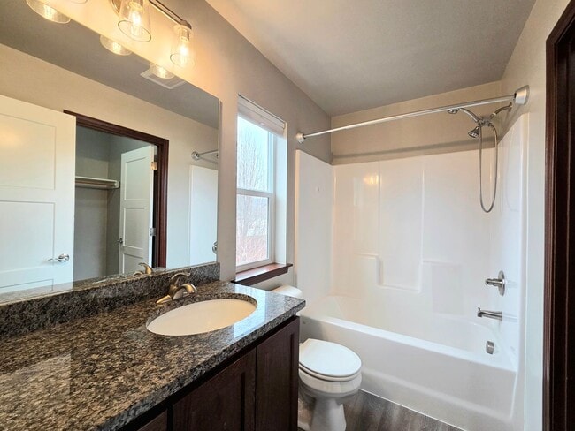 Building Photo - 3-Bed, 2.5-Bath Townhome w/ 2-Car Garage