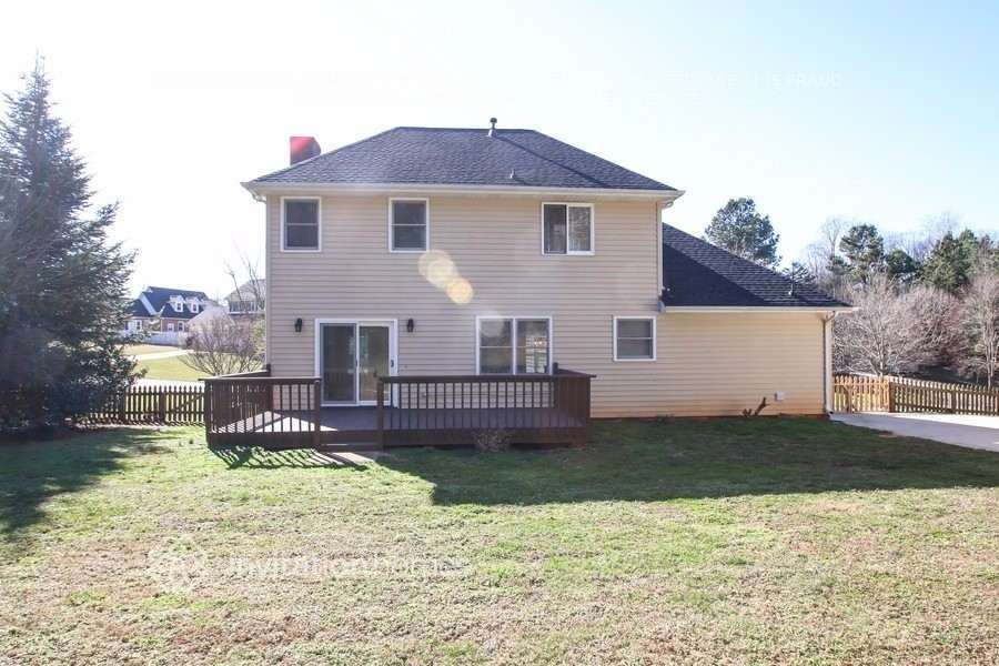 Building Photo - 1811 Southridge Dr